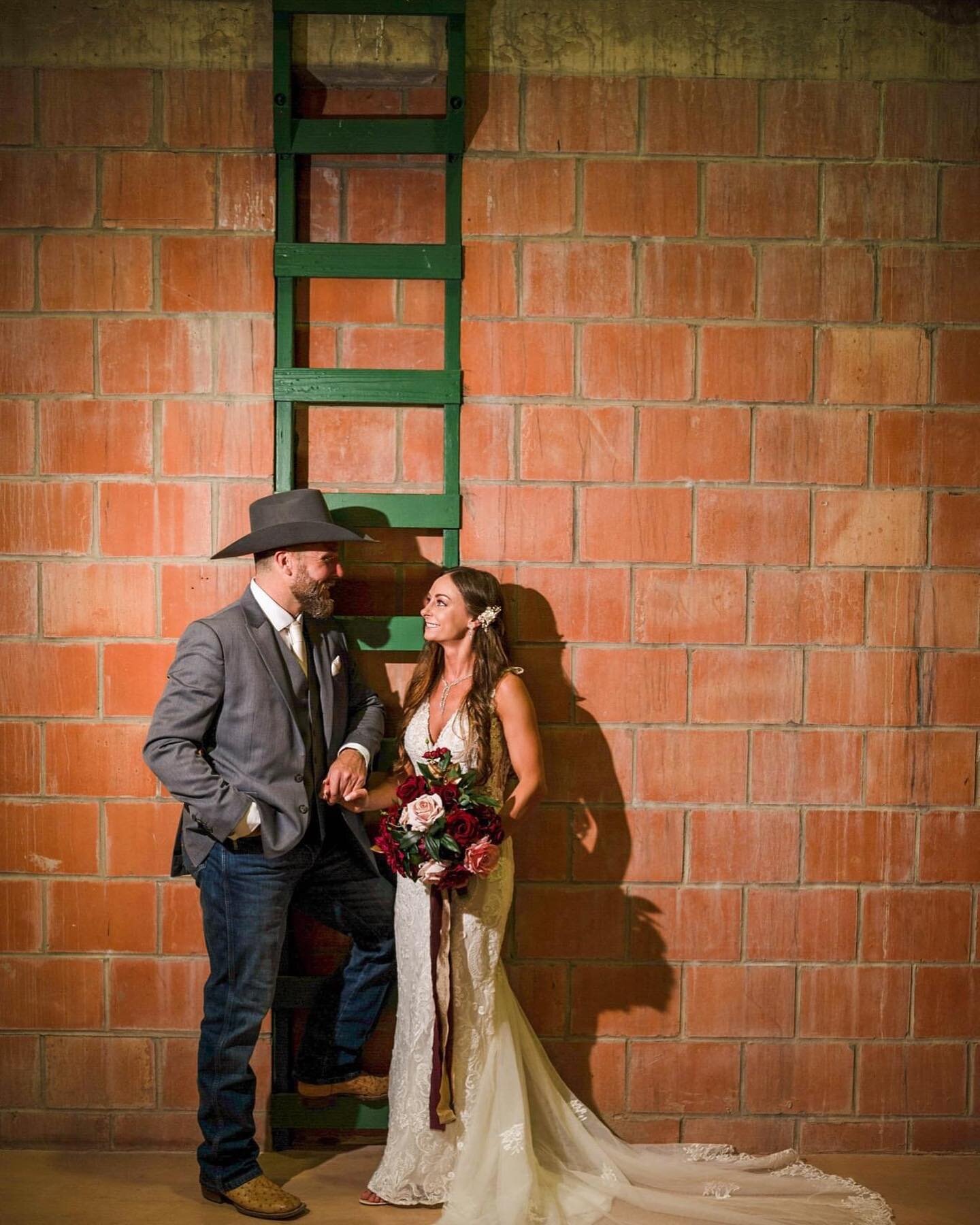 Do you see the green ladder behind our stunning couple?? That is one of the original ladders that led to the hay loft, which has now been converted into our upstairs lodging! 🐎